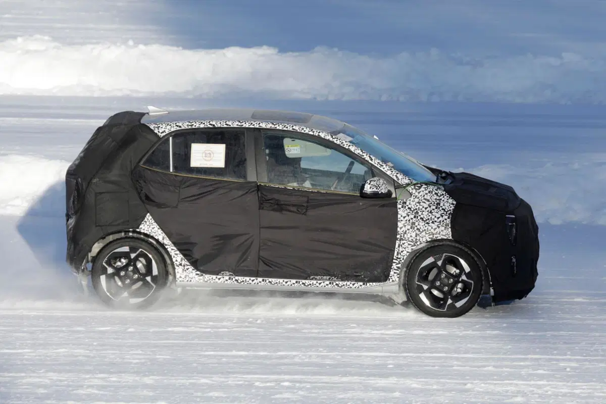 Kia Picanto 2023, ecco le foto spia del nuovo Facelift  (10)