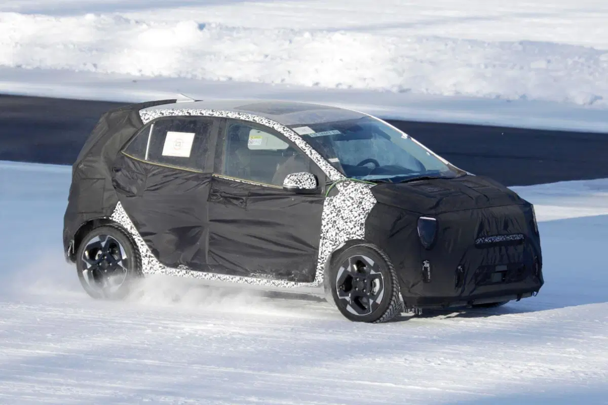 Kia Picanto 2023, ecco le foto spia del nuovo Facelift  (9)