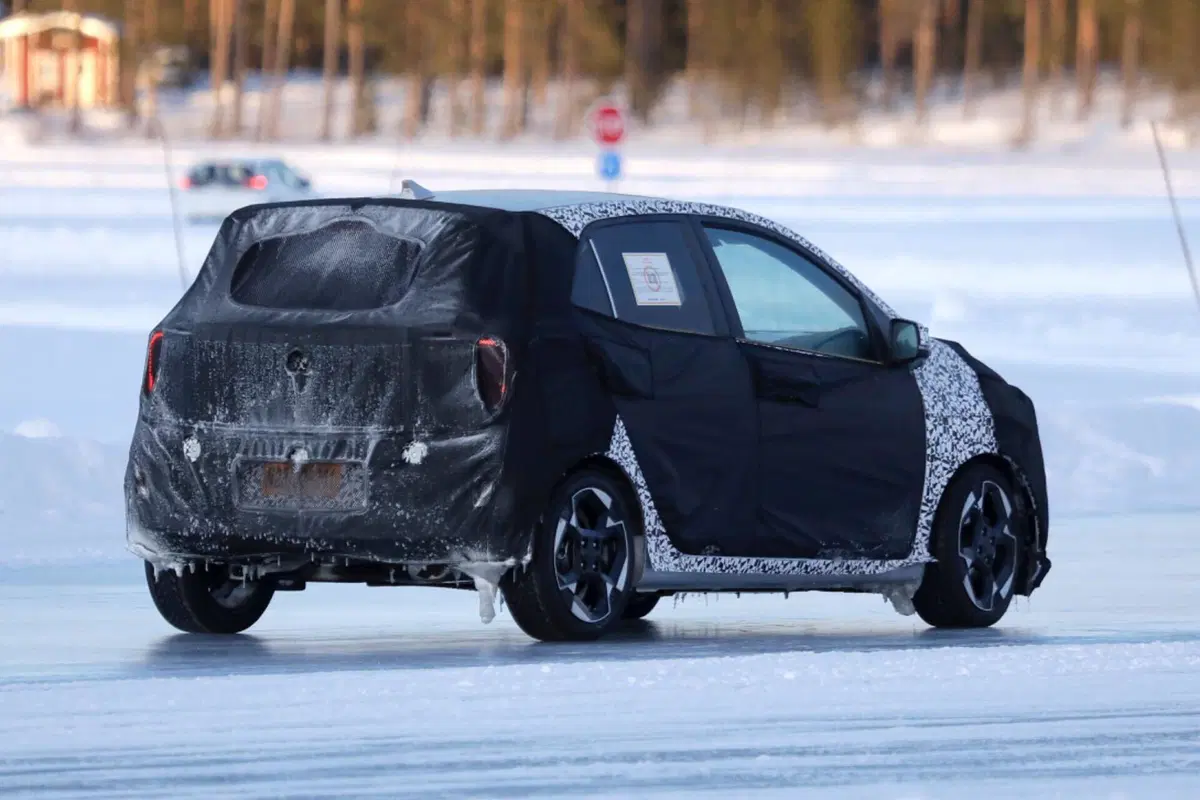 Kia Picanto 2023, ecco le foto spia del nuovo Facelift  (19)