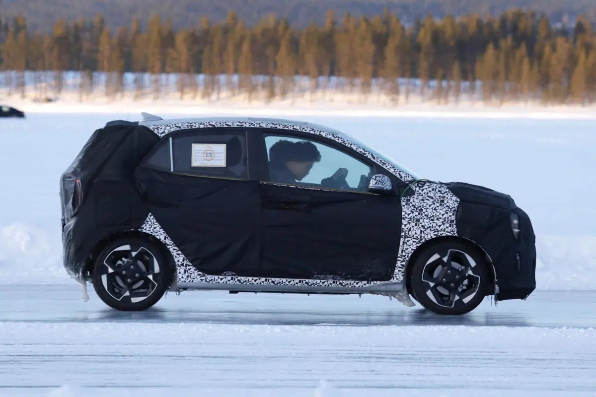 Kia Picanto 2023, ecco le foto spia del nuovo Facelift  (18)