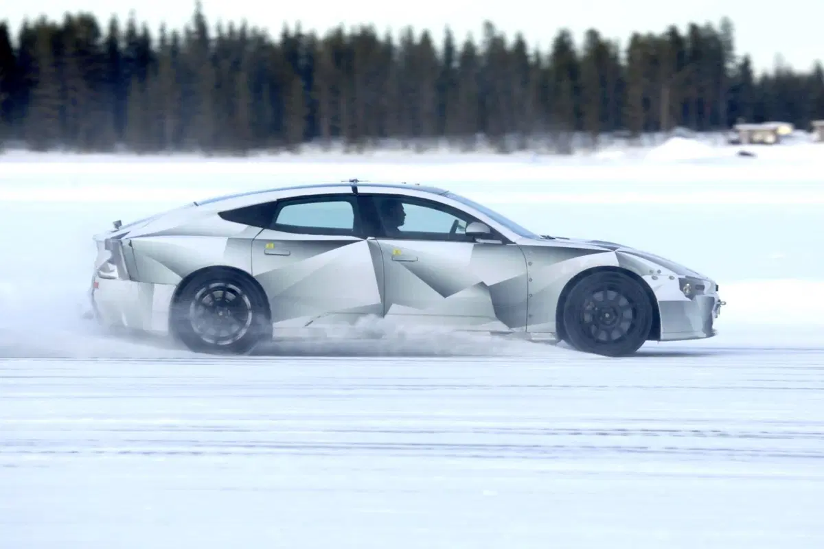 Polestar 5, ecco come sarà la nuova sportiva elettrica [Foto Spia] (6)