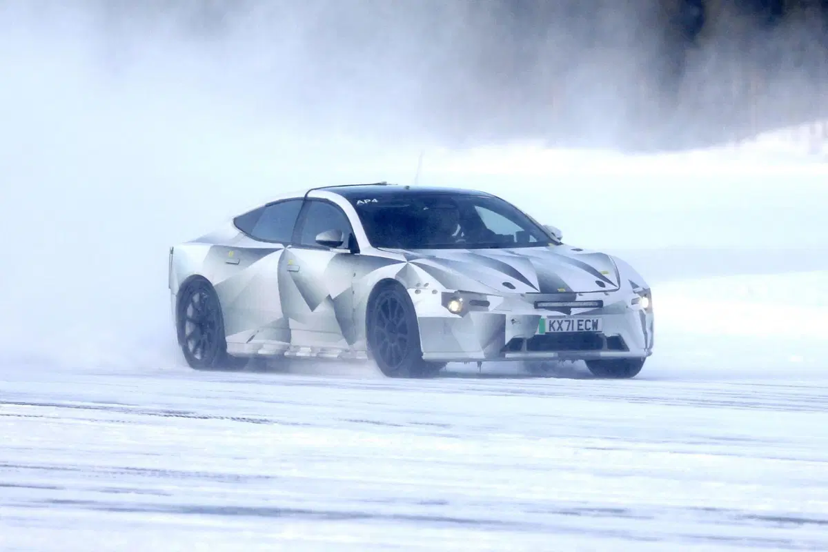 Polestar 5, ecco come sarà la nuova sportiva elettrica [Foto Spia] (10)