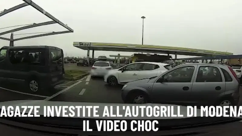 Incidente all'autogrill, due ragazze ferite, la dashcam filma tutto [VIDEO]