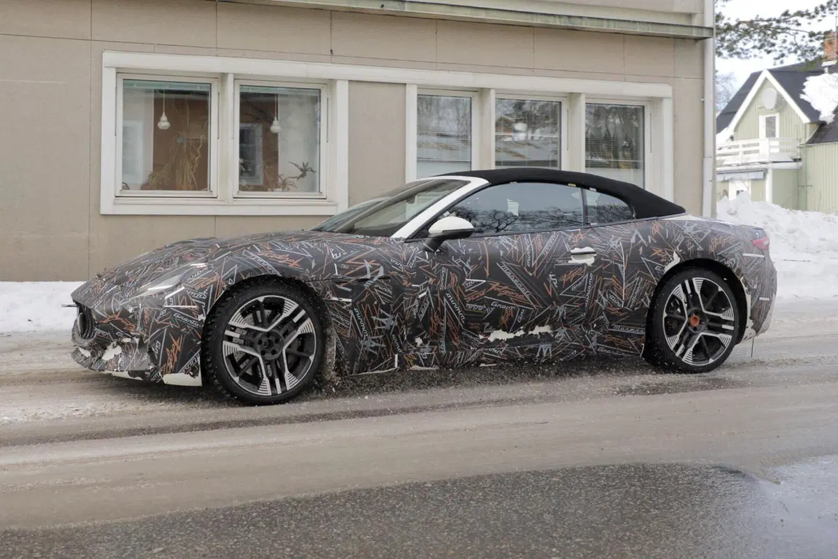 Maserati Grancabrio Folgore, ecco le prime foto spia  (11)