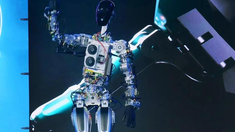 Robot Tesla: Optimus &egrave; la cosa pi&ugrave; pazzesca del Master Plan 3  