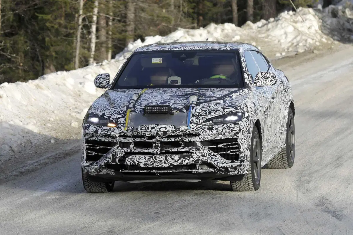 Lamborghini Urus Ibrida, il V8 sarà accompagnato con un motore elettrico [Foto Spia]