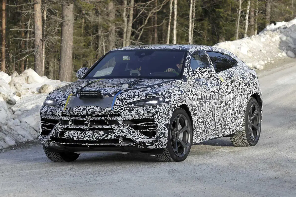 Lamborghini Urus Ibrida, il V8 sarà accompagnato con un motore elettrico [Foto Spia] (2)