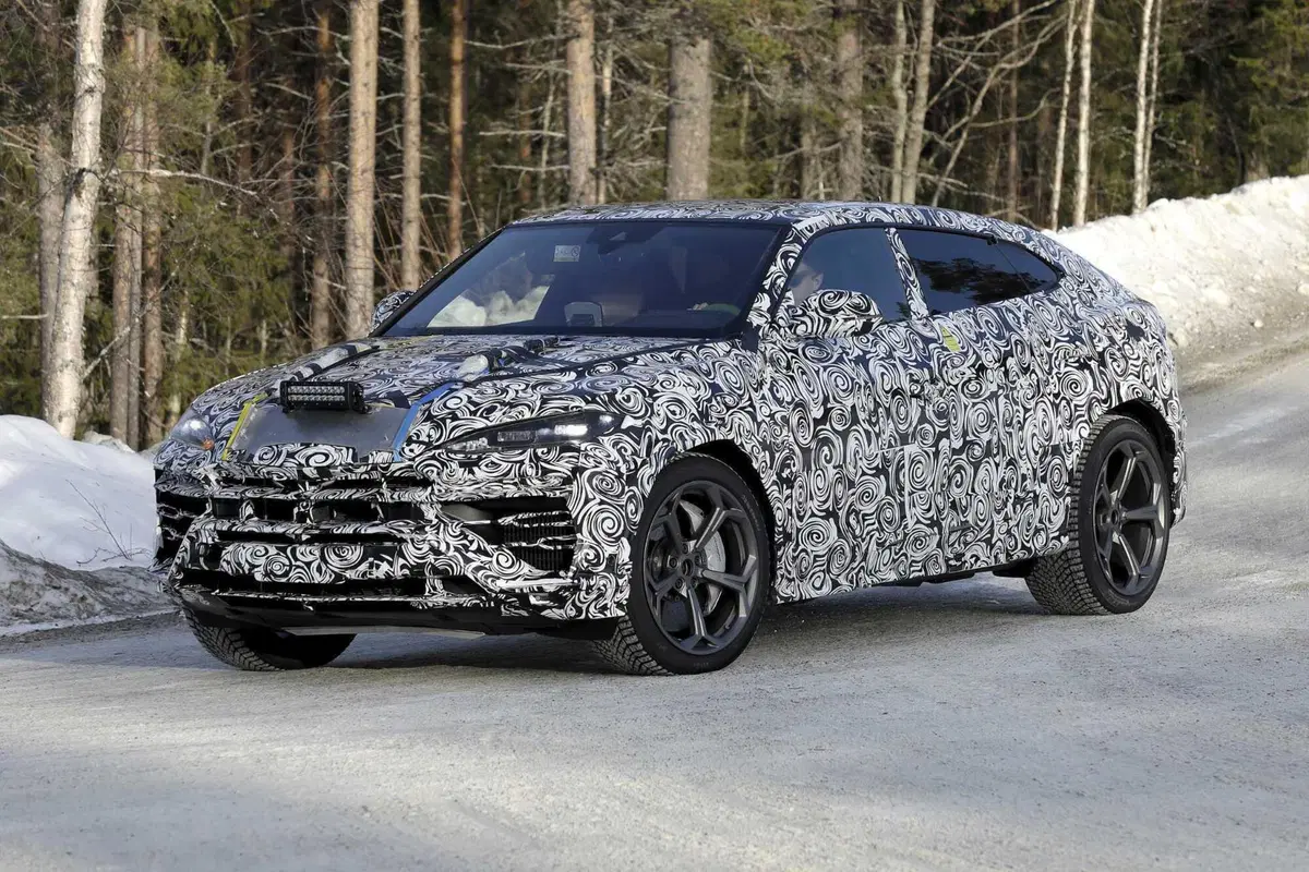 Lamborghini Urus Ibrida, il V8 sarà accompagnato con un motore elettrico [Foto Spia] (3)
