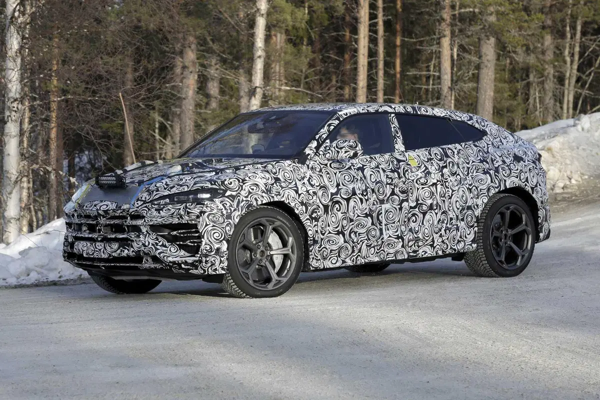 Lamborghini Urus Ibrida, il V8 sarà accompagnato con un motore elettrico [Foto Spia] (4)