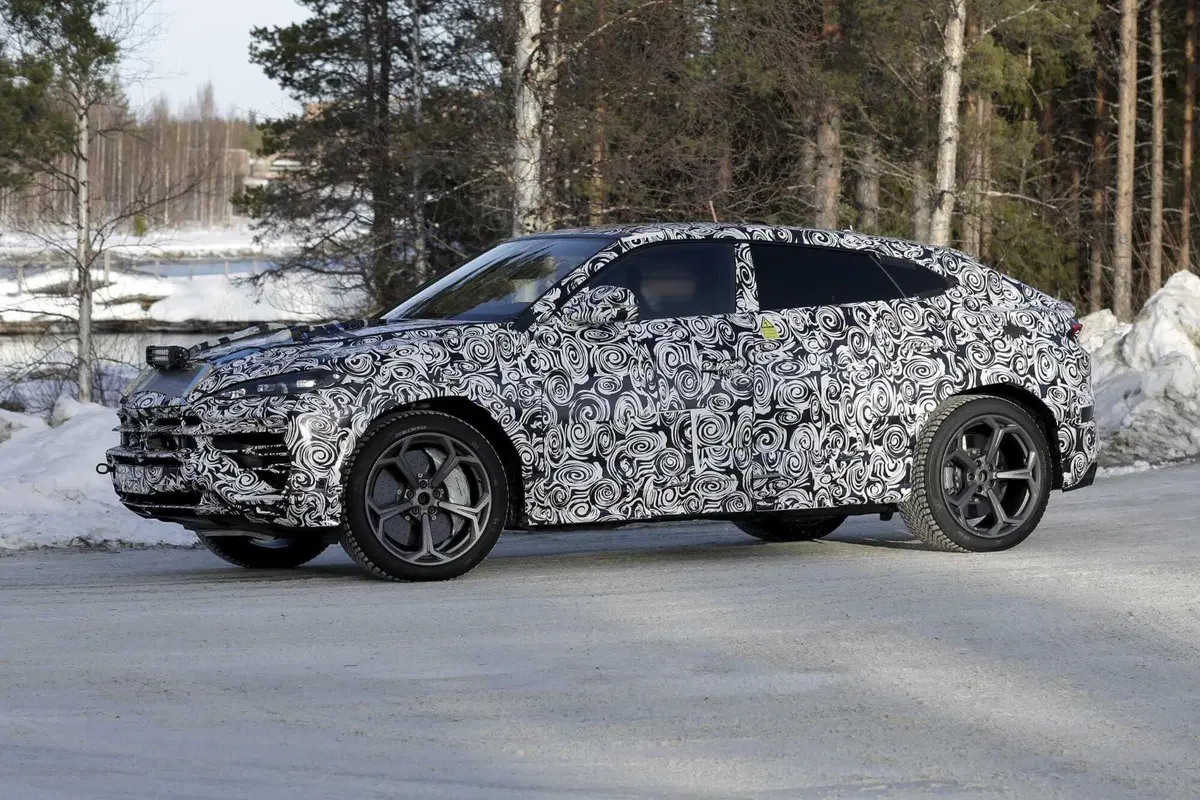 Lamborghini Urus Ibrida, il V8 sarà accompagnato con un motore elettrico [Foto Spia] (5)