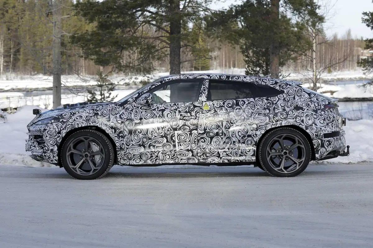 Lamborghini Urus Ibrida, il V8 sarà accompagnato con un motore elettrico [Foto Spia] (6)