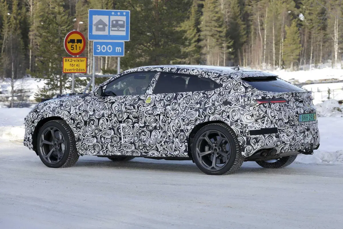 Lamborghini Urus Ibrida, il V8 sarà accompagnato con un motore elettrico [Foto Spia] (7)