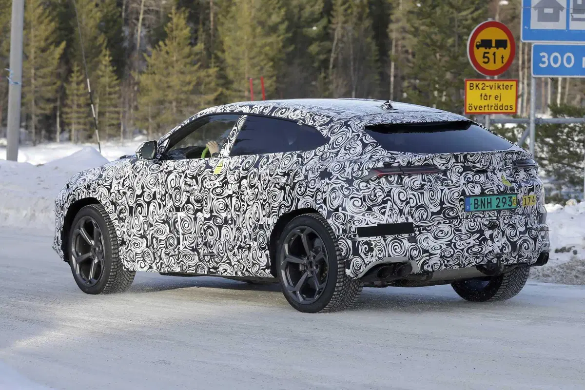 Lamborghini Urus Ibrida, il V8 sarà accompagnato con un motore elettrico [Foto Spia] (8)