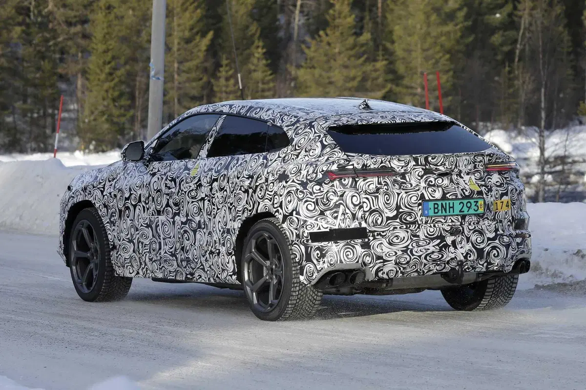 Lamborghini Urus Ibrida, il V8 sarà accompagnato con un motore elettrico [Foto Spia] (9)