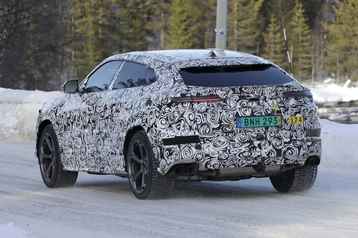Lamborghini Urus Ibrida, il V8 sarà accompagnato con un motore elettrico [Foto Spia] (10)