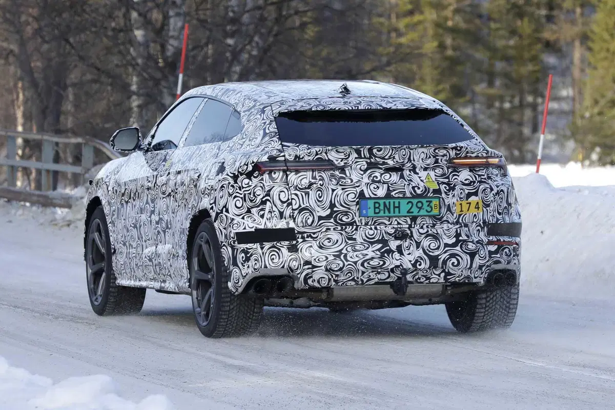 Lamborghini Urus Ibrida, il V8 sarà accompagnato con un motore elettrico [Foto Spia] (11)