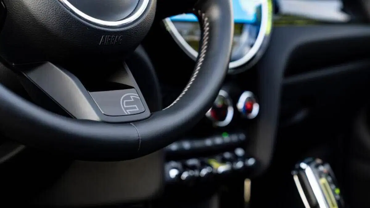 Scende in campo e le ha tutte contro: Mini Cooper SE Cabrio, top e flop