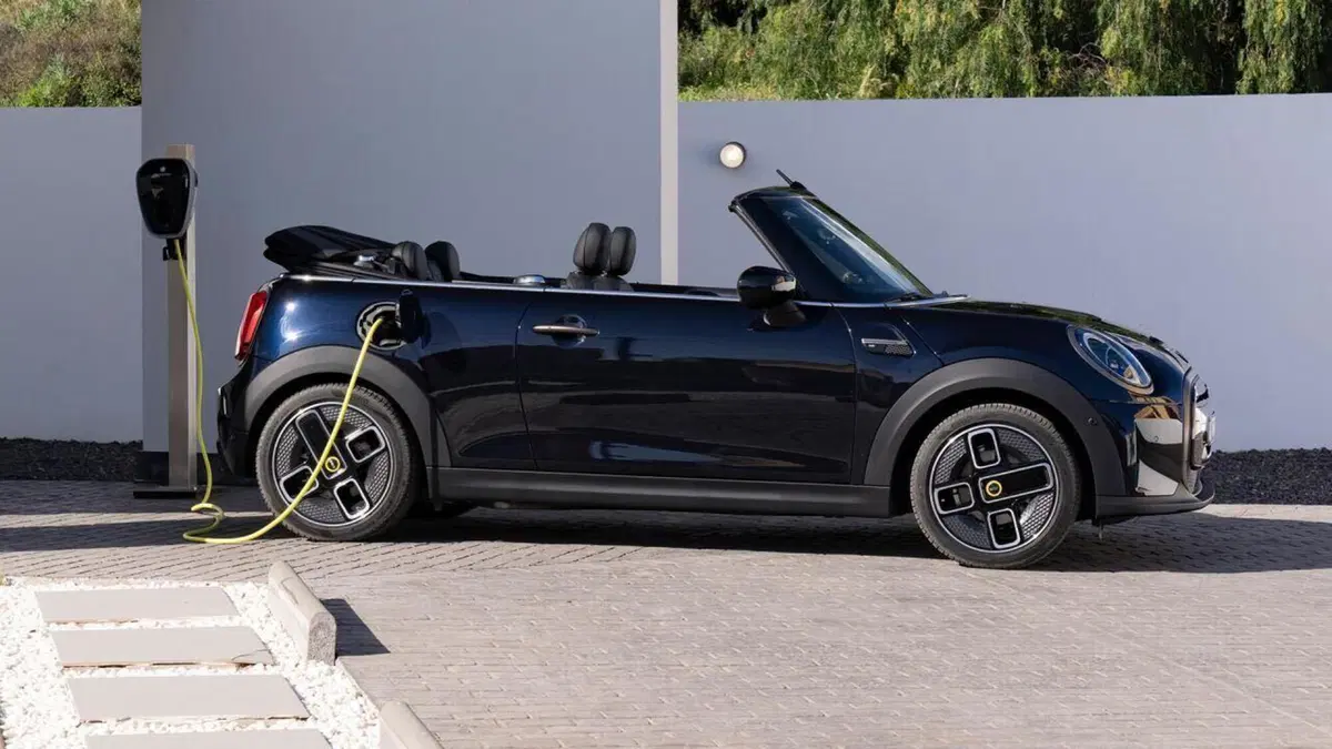 Scende in campo e le ha tutte contro: Mini Cooper SE Cabrio, top e flop (3)