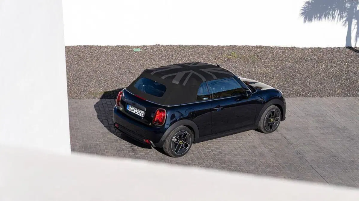 Scende in campo e le ha tutte contro: Mini Cooper SE Cabrio, top e flop (4)