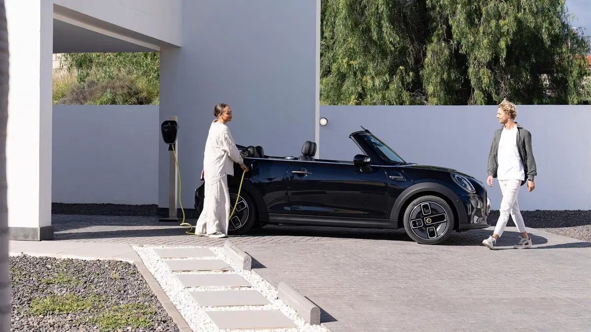 Scende in campo e le ha tutte contro: Mini Cooper SE Cabrio, top e flop (5)