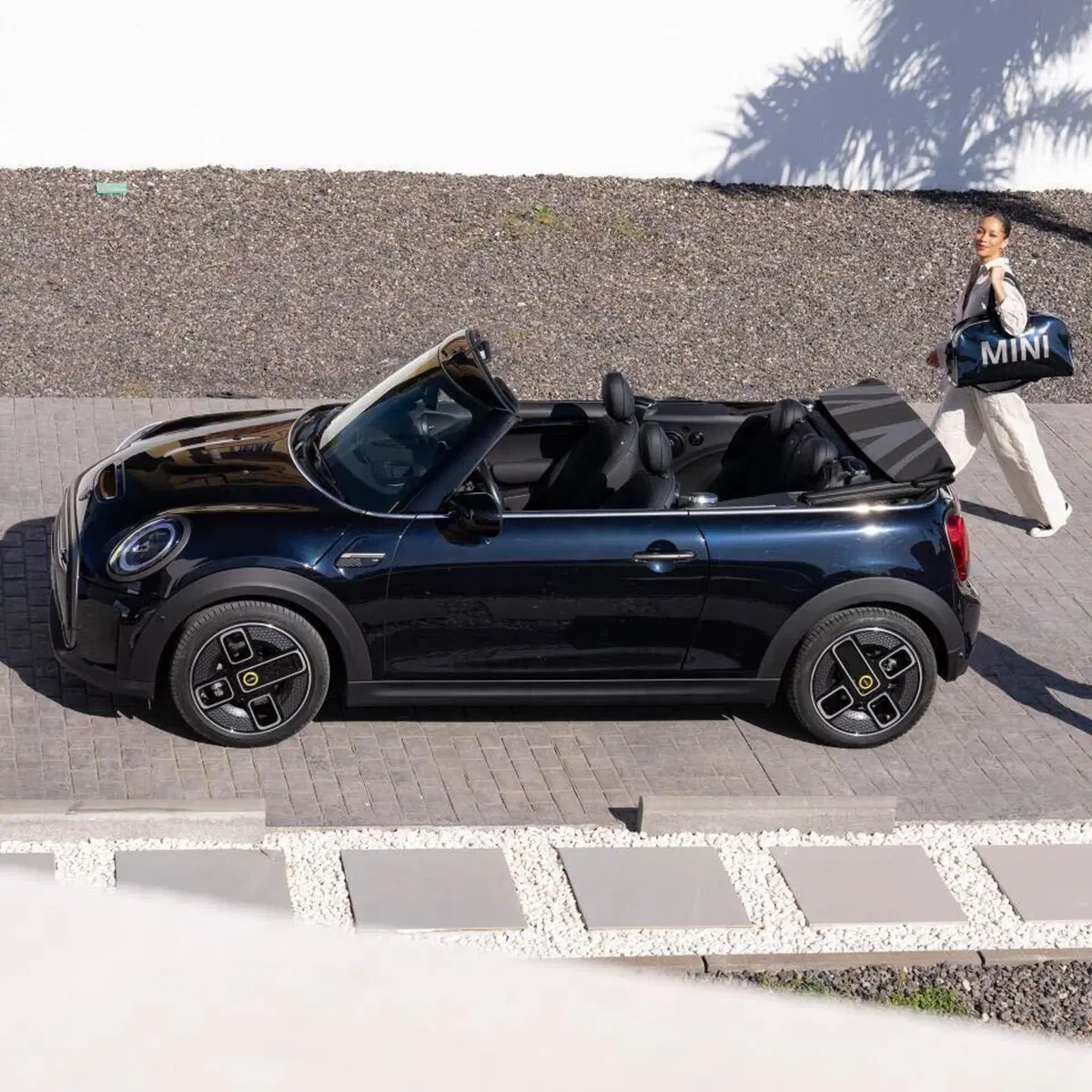 Scende in campo e le ha tutte contro: Mini Cooper SE Cabrio, top e flop (6)