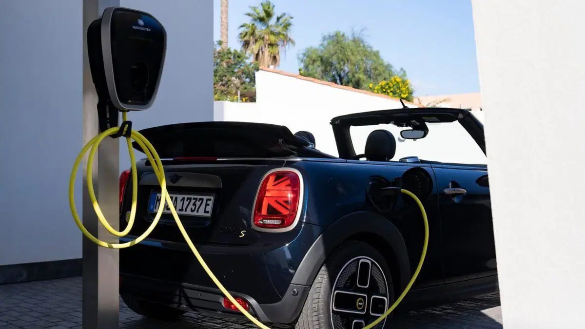 Scende in campo e le ha tutte contro: Mini Cooper SE Cabrio, top e flop (7)