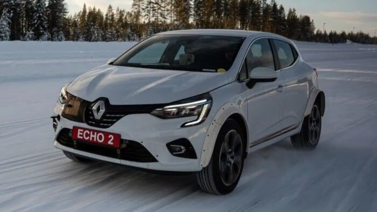 Renault 5, ecco il mulo di prova in fase di test [Foto Spia]