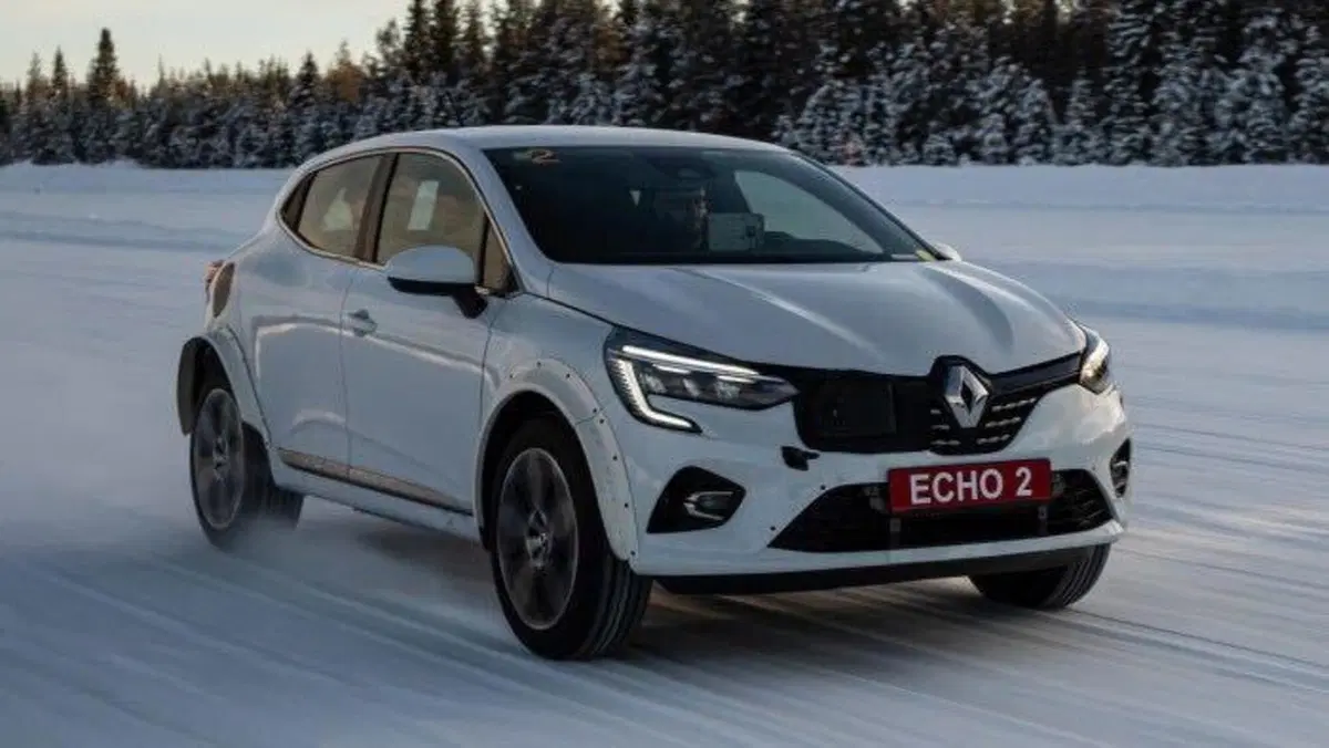 Renault 5, ecco il mulo di prova in fase di test [Foto Spia] (2)