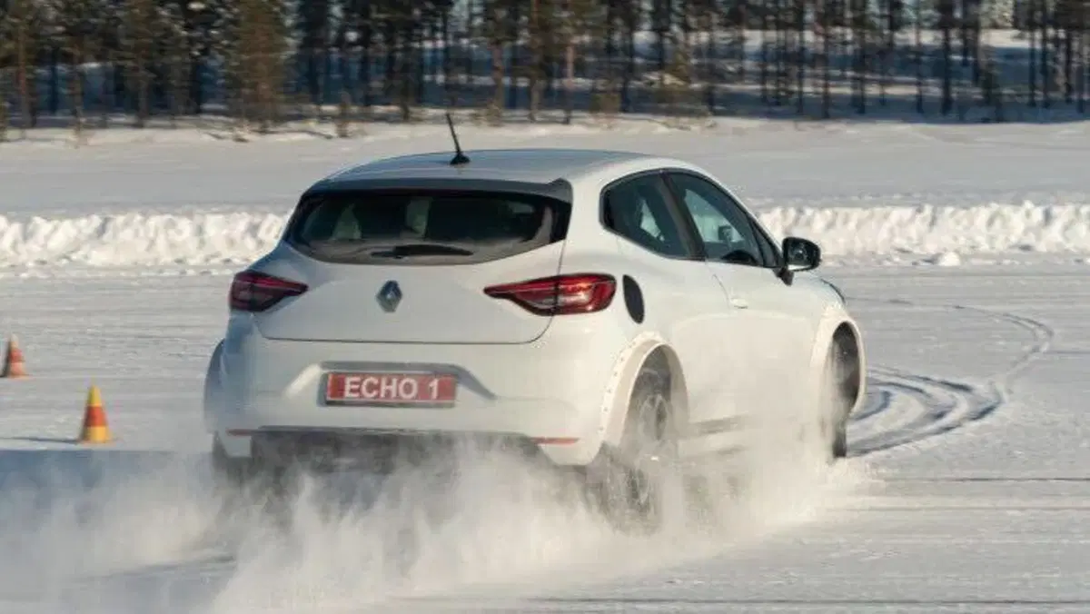 Renault 5, ecco il mulo di prova in fase di test [Foto Spia] (3)
