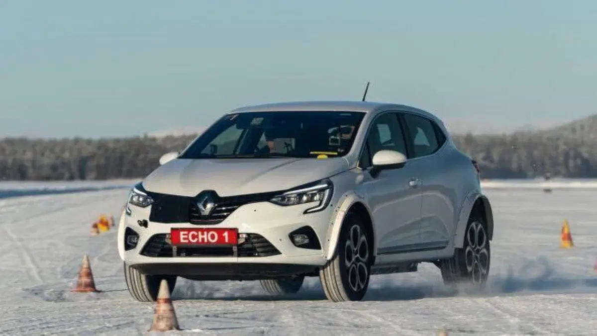 Renault 5, ecco il mulo di prova in fase di test [Foto Spia] (4)