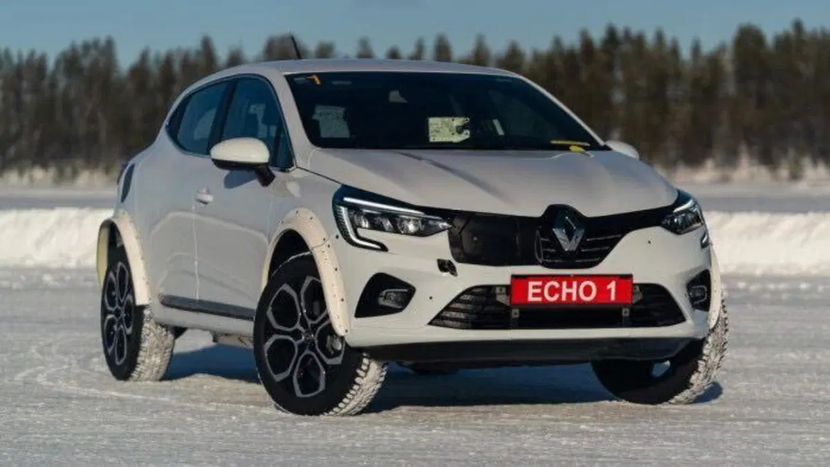 Renault 5, ecco il mulo di prova in fase di test [Foto Spia] (6)