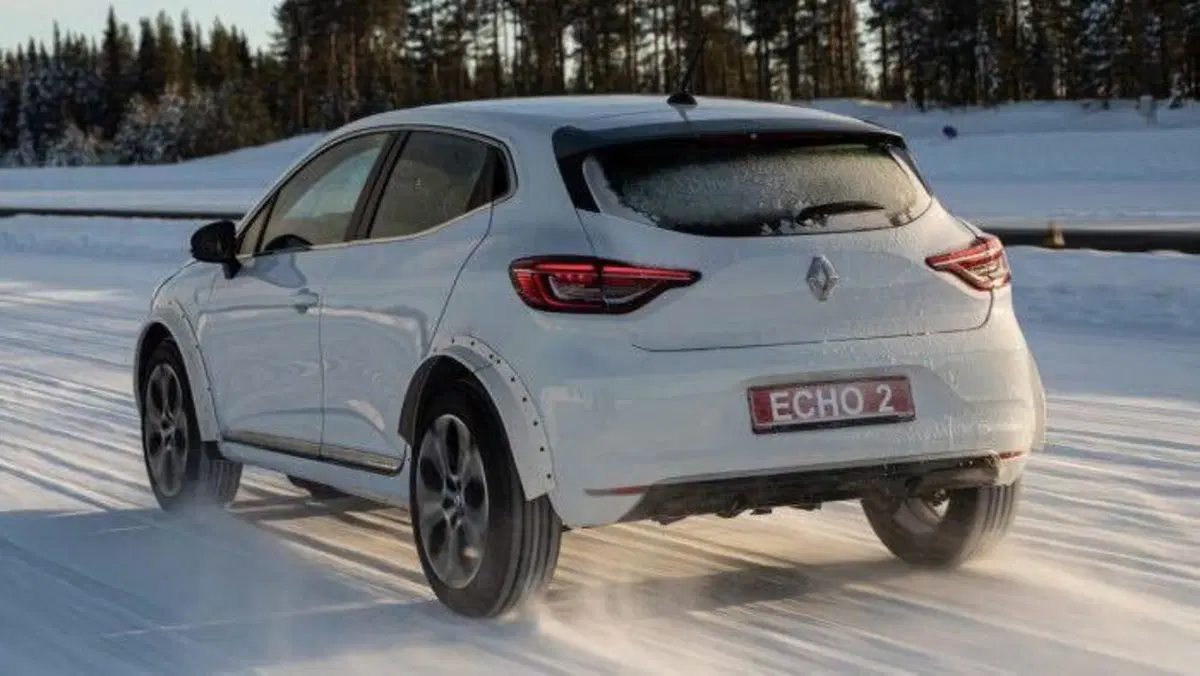 Renault 5, ecco il mulo di prova in fase di test [Foto Spia] (8)