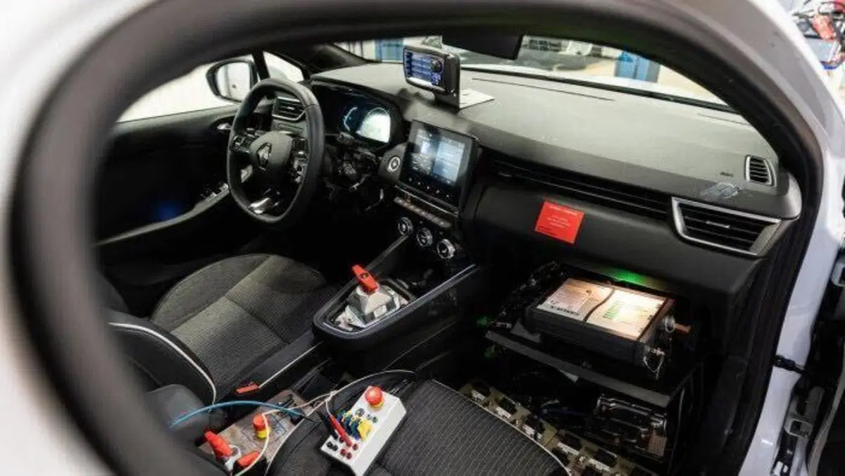 Renault 5, ecco il mulo di prova in fase di test [Foto Spia] (12)