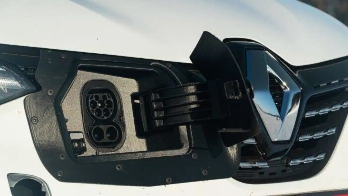 Renault 5, ecco il mulo di prova in fase di test [Foto Spia] (13)