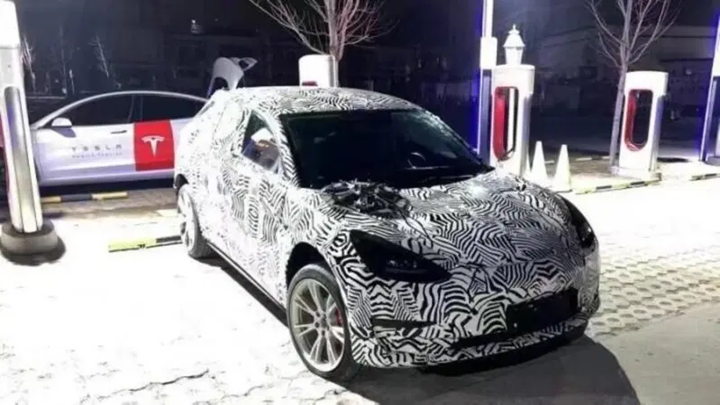 Tesla Model 2, ecco le nuove foto spia dell'interno 