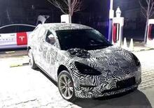 Tesla Model 2, ecco le nuove foto spia dell'interno 