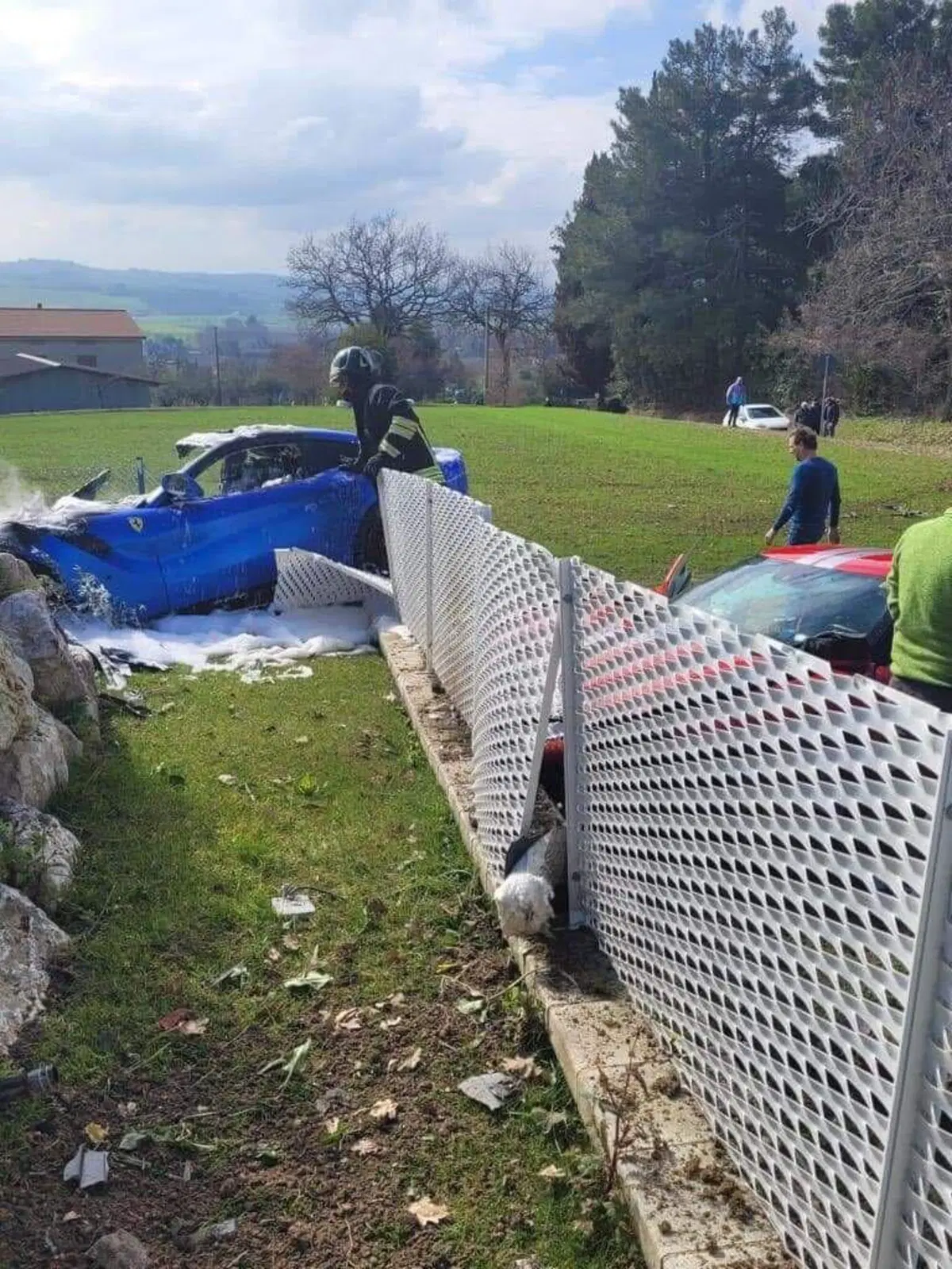 Due Ferrari contro una recinzione di una casa: una va a fuoco [Video] (2)