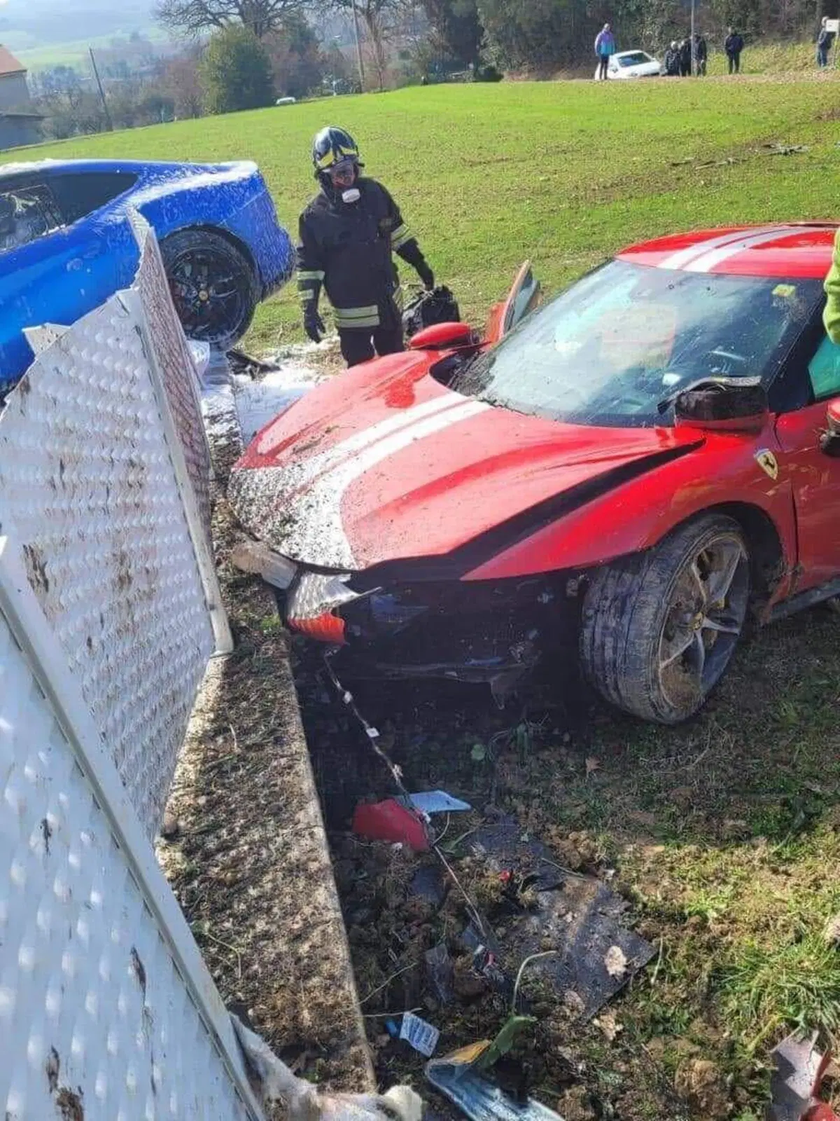Due Ferrari contro una recinzione di una casa: una va a fuoco [Video]
