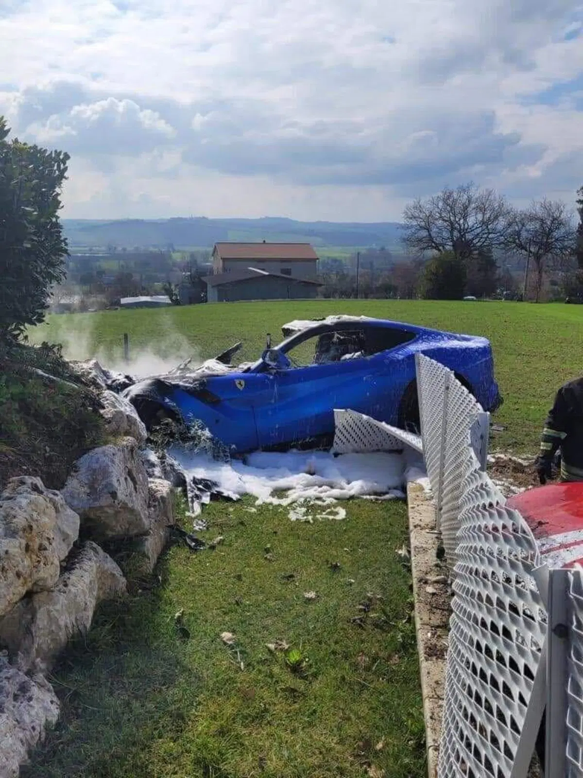 Due Ferrari contro una recinzione di una casa: una va a fuoco [Video] (3)