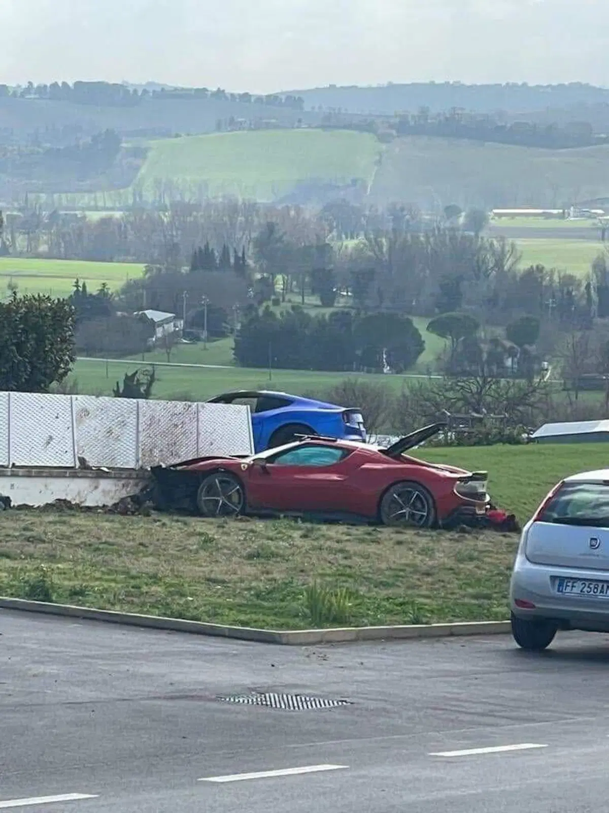 Due Ferrari contro una recinzione di una casa: una va a fuoco [Video] (4)