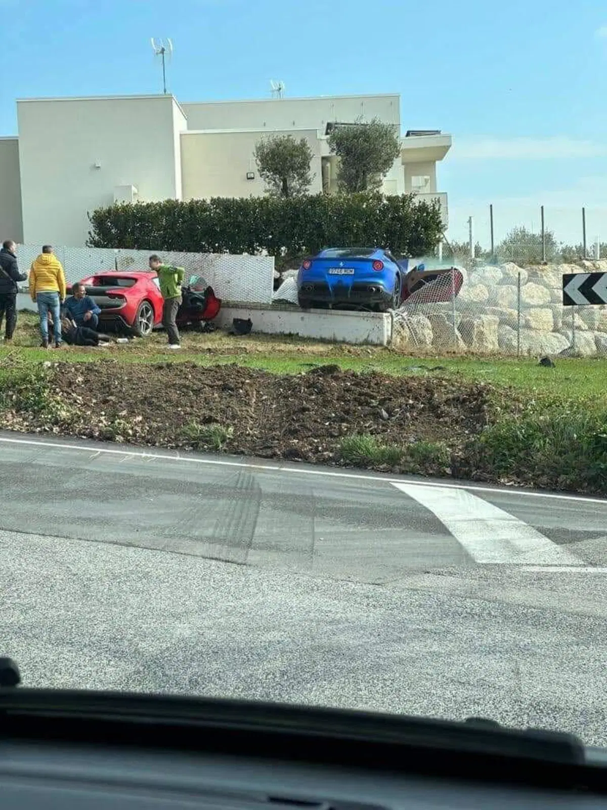 Due Ferrari contro una recinzione di una casa: una va a fuoco [Video] (5)