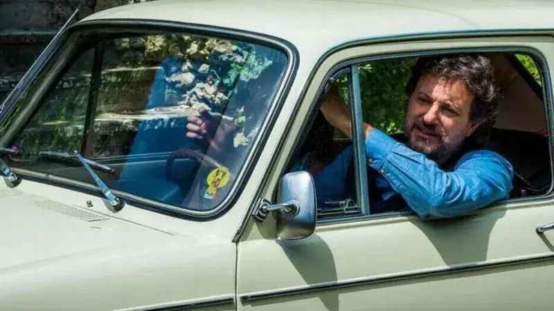 Pieraccioni, l'auto elettrica e la zia malata: non ha ancora &ldquo;capito&rdquo; che l&rsquo;aria &egrave; cambiata