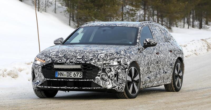 Audi A4 Avant 2024, sar&agrave; ibrida e anche elettrica [Foto Spia]