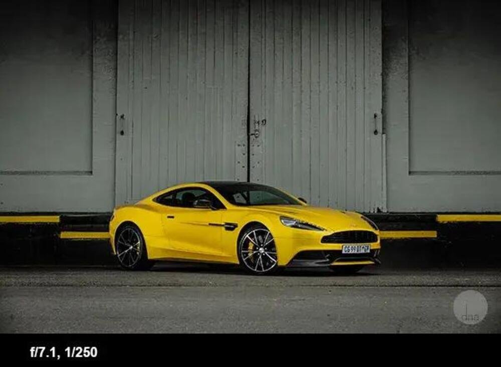 Una Aston Martin: la scelta dello sfondo &egrave; importante
