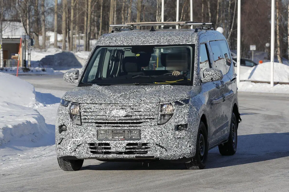 Ford Tourneo Courier 2024, sarà sia ibrido (diesel) che 100% elettrico (2)