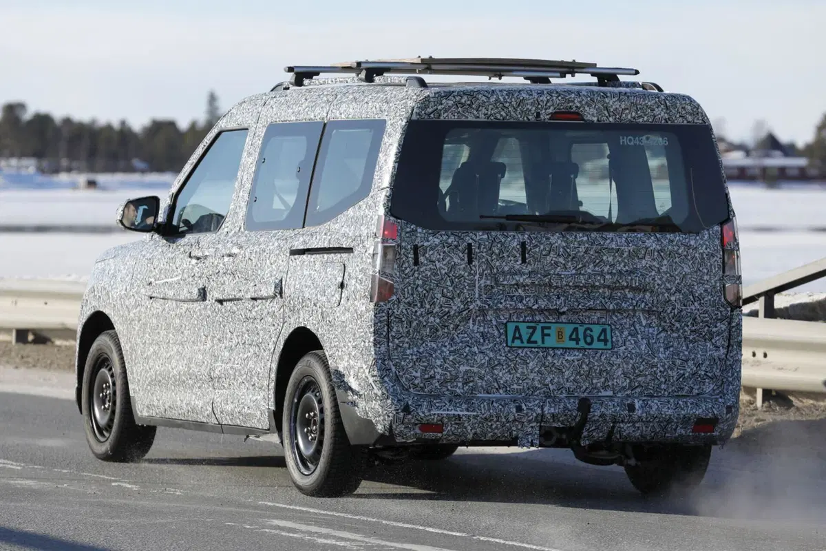 Ford Tourneo Courier 2024, sarà sia ibrido (diesel) che 100% elettrico (3)