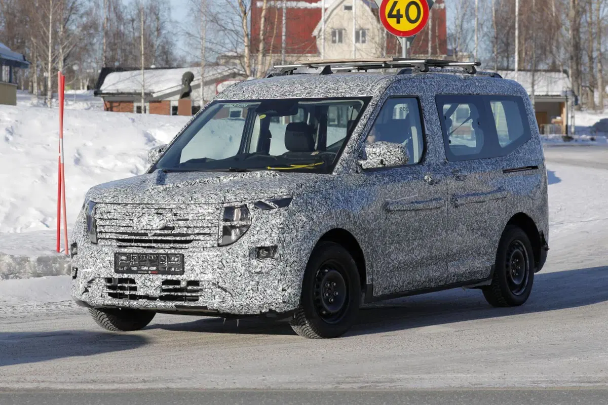 Ford Tourneo Courier 2024, sarà sia ibrido (diesel) che 100% elettrico (4)