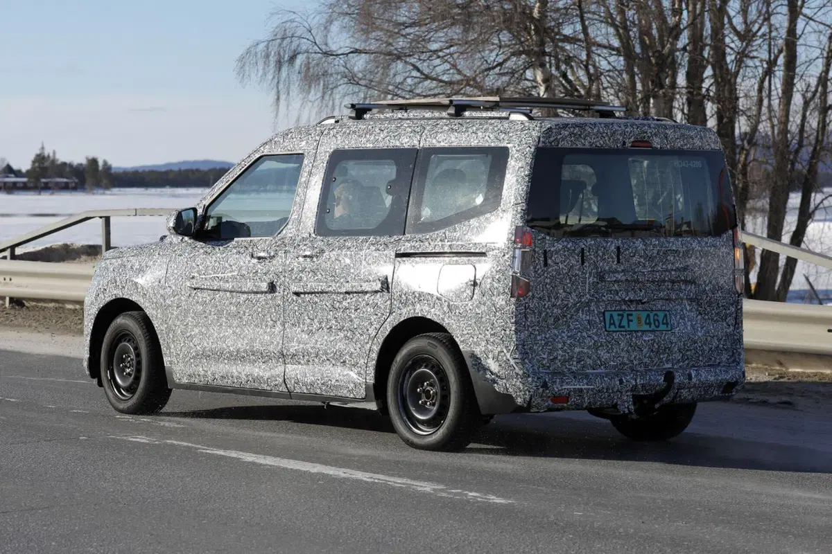Ford Tourneo Courier 2024, sarà sia ibrido (diesel) che 100% elettrico (5)