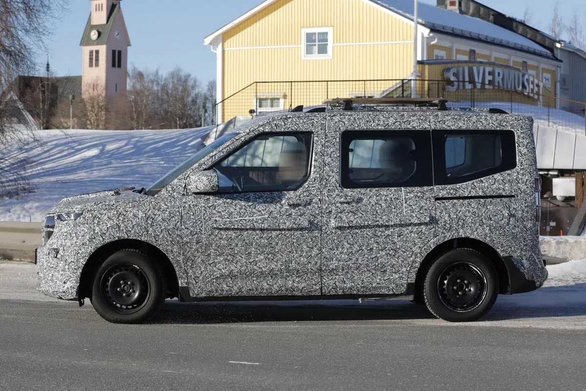 Ford Tourneo Courier 2024, sarà sia ibrido (diesel) che 100% elettrico (6)