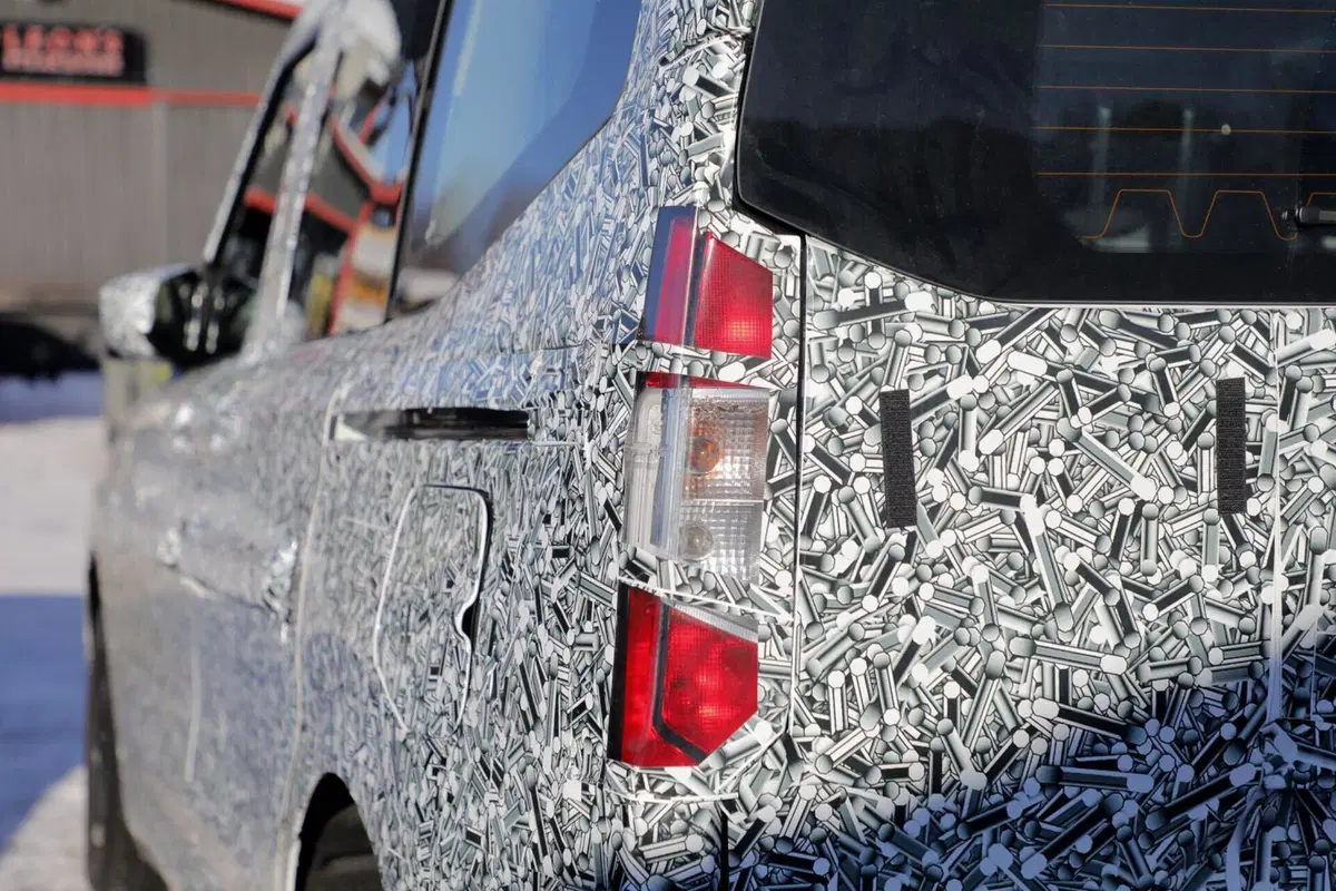 Ford Tourneo Courier 2024, sarà sia ibrido (diesel) che 100% elettrico (8)